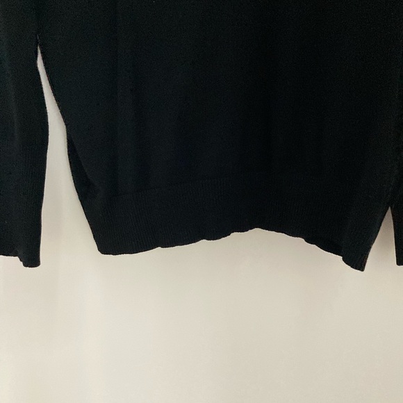 Tight black knit sweater with button arm details - Picture 5 of 8